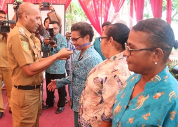 Walikota Jayapura,Dr.Benhur Tomi Mano,MM saat menyamatkan tanda peserta