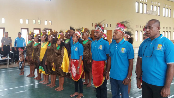 Tim Kesenian Kabupaten Keerom yang akan mengikuti Festival Seni Kreasi Papua ke XVIII di Wamena Kabupaten Jayawijaya, 6 - 9 November 2017