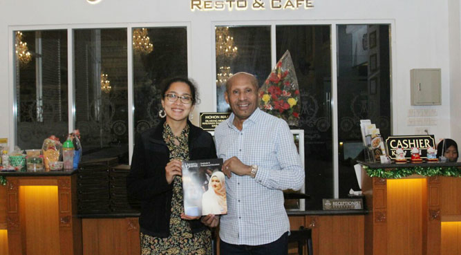 Wali Kota DR. Benhur Tomi Mano, MM dan Vina Titaley, S.Pd, MA yang juga Sponsored Student Coordinator University of Delaware