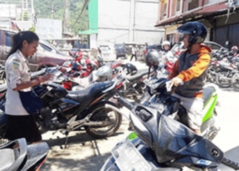 Salah satu petugas Bapenda Kota Jayapura saat melakukan uji petik parkir di wilayah Abepura