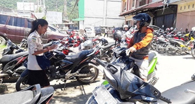 Salah satu petugas Bapenda Kota Jayapura saat melakukan uji petik parkir di wilayah Abepura