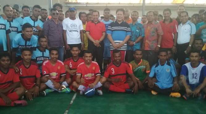 Foto bersama Wakil Wali Kota, Ir. Rustan Saru, Ketua IKEMAL Papua, Elia Loupatty dan para pemain futsal