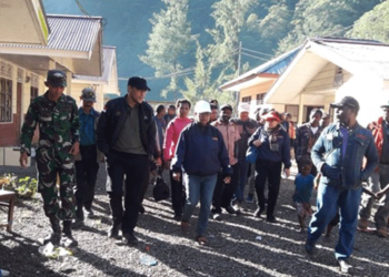 Menteri P3A, Prof. Yohana Susana Yembise di dampingi KapolsekTembagapura, AKP. Hermato saat mengunjungi 6 sekolah yang di bakar KKB beberapa waktu lalu