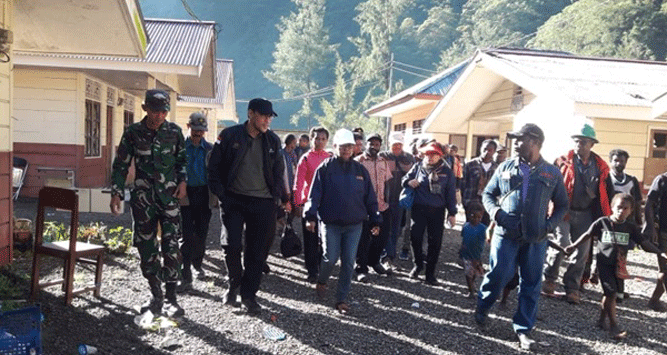 Menteri P3A, Prof. Yohana Susana Yembise di dampingi KapolsekTembagapura, AKP. Hermato saat mengunjungi 6 sekolah yang di bakar KKB beberapa waktu lalu