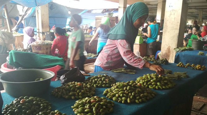 Hamsiah, salah satu pedagang pinang di Pasar Sentral Hamadi, Kota Jayapura