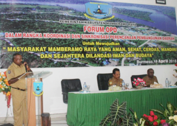 Asisten Bidang Ekonomi, Pembangunan dan Keuangan Drs. Y. Mayabubun saat menyampaikan sambutan Bupati pada kegiatan Forum Gabungan OPD Kabupaten Mambraya, bertempat di kantor Bappeda setempat, Selasa (10/4/2018)