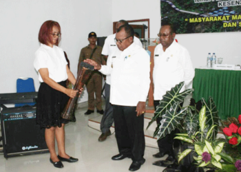 Bupati Dorinus Dasinapa, A.Ks, S.Sos saat memukul tifa menandai pembukaan kegiatan Musrenbang Kabupaten Mamberamo Raya, di aula Bappeda setempat, Selasa (10/4/2018)