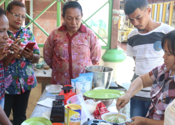 Dinas PP-KB Kabupaten Mamberamo Raya saat menggelar kegiatan Pendidikan dan Pelatihan Pengolahan Sagu kepada sejumlah perempuan di wilayah itu, Selasa (3/4/2018)