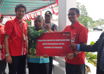 Bupati Mamberamo Raya Dorinus Dasinapa bersama perwakilan Telkomsel usai peluncuran layanan data 4G LTE, Jumat (25/5/2018)