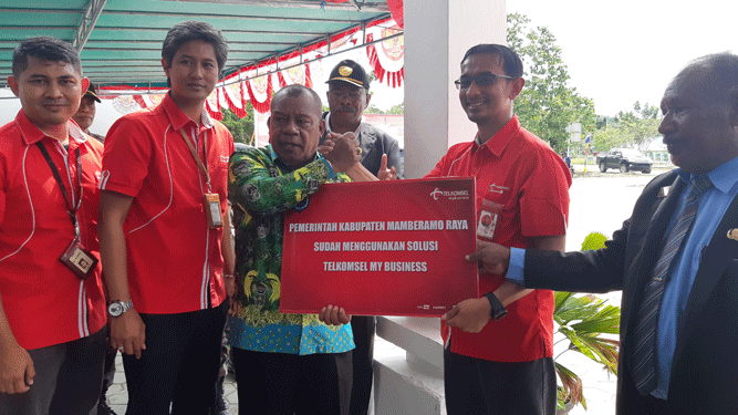 Bupati Mamberamo Raya Dorinus Dasinapa bersama perwakilan Telkomsel usai peluncuran layanan data 4G LTE, Jumat (25/5/2018)