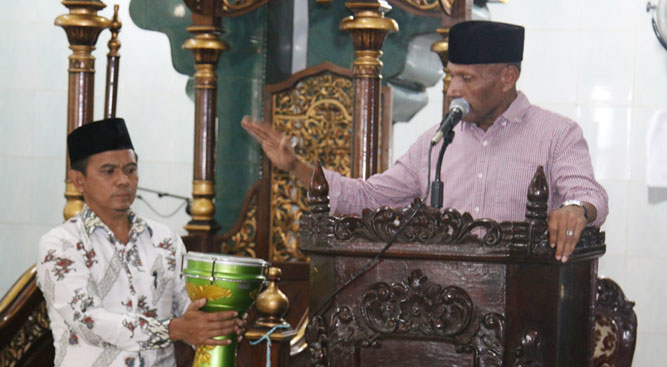 Wali Kota DR. Benhur Tomi Mano, MM saat mencanangkan Safari Ramadhan yang ditandai dengan penabuhan tifa