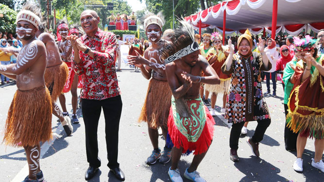 Wali Kota Jayapura DR. Benhur Tomi Mano, MM dan Wali Kota Surabaya Tri Rismaharini saat ikut memperagakan tarian Papua pada ajang Surabaya Vaganza 2018