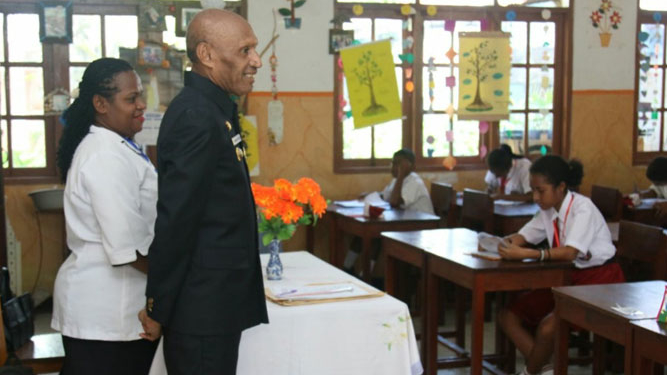 Wali Kota Jayapura, DR. Benhur Tomi Mano, MM saat meninjau pelaksanaan USBN SD.