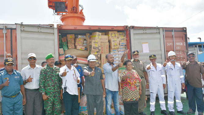 Bupati Kabupaten Mamberamo Raya, Dorinus Dasinapa dan karyawan kapal serta pihak pengelola saat melakukan foto bersama di kapal tol laut
