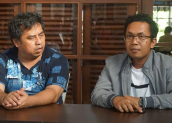 Manajer Proyek PT. PP Dwi Aji Wicaksono (kiri, kemeja biru)