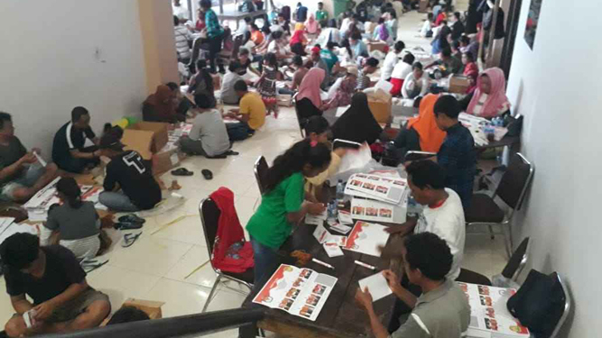 Suasana pelipatan surat suara pilkada Kabupaten Mimika di kantor KPUD Mimika, Minggu (24/06/2018) / istimewa