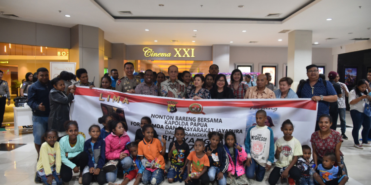 Perkuat Rasa Cinta Pancasila Kapolda Nobar Film Lima di XXI Jayapura