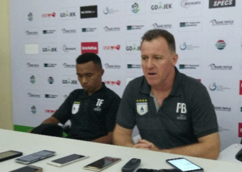 Pelatih Persipura, Peter Butler bersama Todd Rivaldo Fere saat sesi konferensi pers usai laga / Djaps