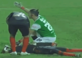 Kiper PSM Rivky Mokodompit bersama Bek PSM, Abdul Rahman yang melakukan pertolongan terhadap Hilton Moreira / YouTube