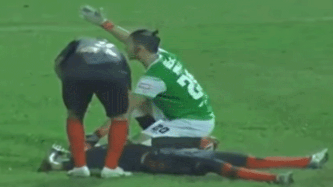 Kiper PSM Rivky Mokodompit bersama Bek PSM, Abdul Rahman yang melakukan pertolongan terhadap Hilton Moreira / YouTube