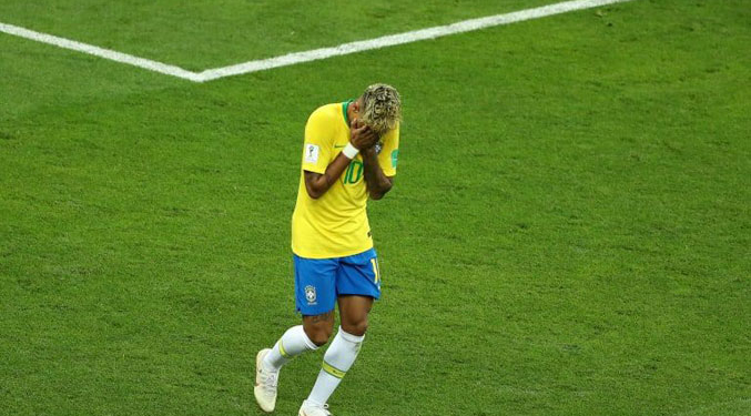 Bintang andalan Brasil, Neymar, nampak frustasi usai gagal mencetak gol ke gawang Swiss / gettyimages