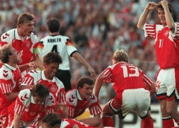 Timnas Denmark saat merayakan Kejayaan bersama Apparel Hummel di Piala Eropa 1992 / UEFA.com