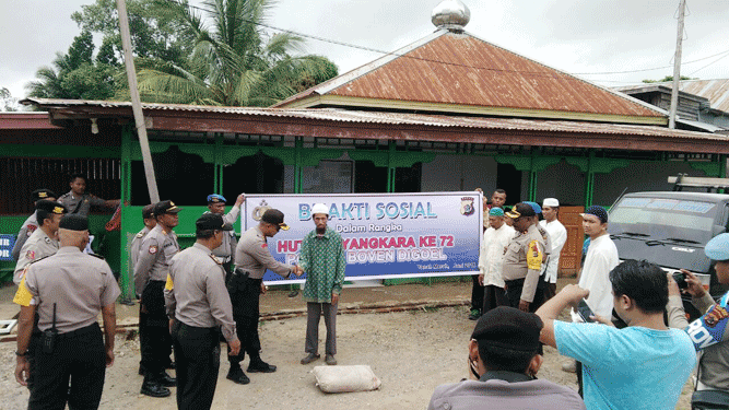 Dalam rangka Hari Ulang Tahun Bhayangkara ke 72, Polres Boven Digoel (BVD) memberikan bantuan berupa semen kepada tempat ibadah di Tanah Merah, Rabu (6/6/2018)