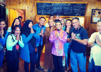 Foto bersama Ustad Maulana saat kegiatan Safari Ramadhan di Biak, Papua