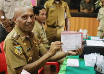 Wali Kota Jayapura DR. Benhur Tomi Mano, MM saat melakukan pembayaran PBB