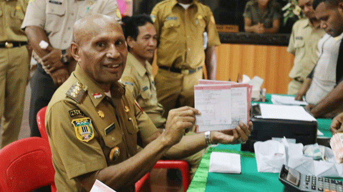 Wali Kota Jayapura DR. Benhur Tomi Mano, MM saat melakukan pembayaran PBB