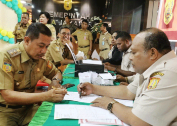 Wakil Wali Kota Ir. Rustan Saru, MM saat melakukan bayar pajak