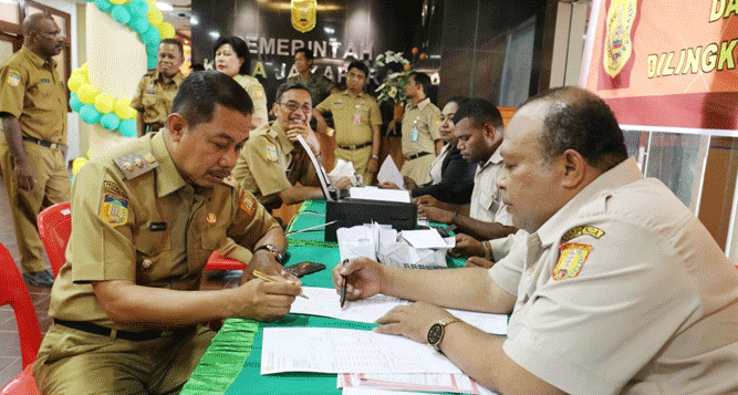 Wakil Wali Kota Ir. Rustan Saru, MM saat melakukan bayar pajak