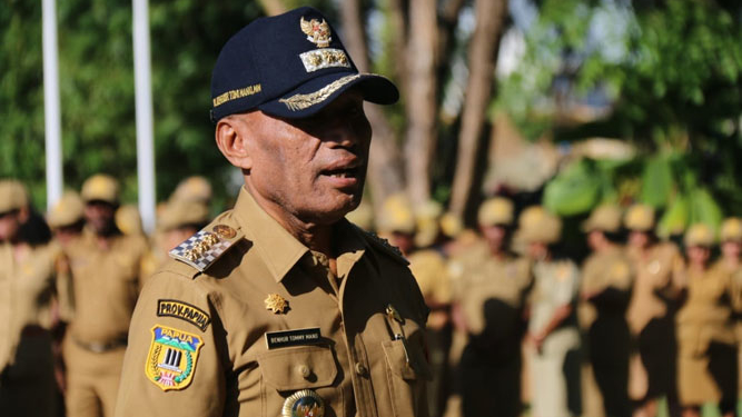 walikota jayapura, DR. Benhur Tommy Mano, saat melakukan arahan pada saat apel di kantor walikota jayapura, senin ( 25/6/2018 ).