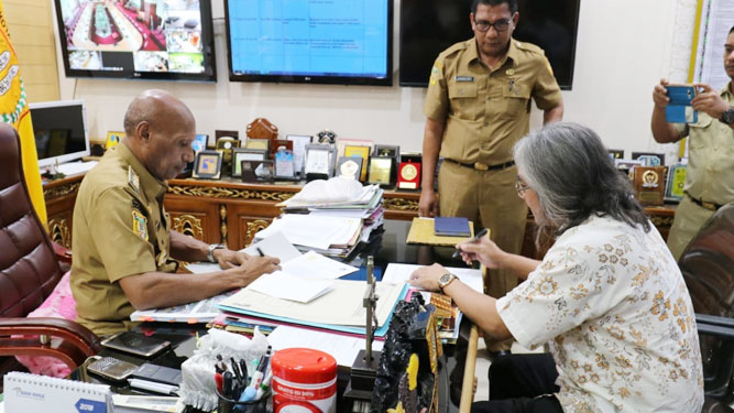 Penandatanganan MoU antara Walikota Jayapura dan Rektor UKSW Salatiga di ruang kerja Walikota