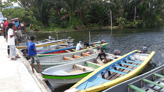 Perahu motor yang disiapkan untuk melayani pengunjung yang ingin melihat keindahan Danau Sentani // Ahy
