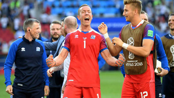 Kiper Islandia, Hannes Halldorsson tak bisa menutupi kegembiraannya usai menahan imbang Argentina / Reuters