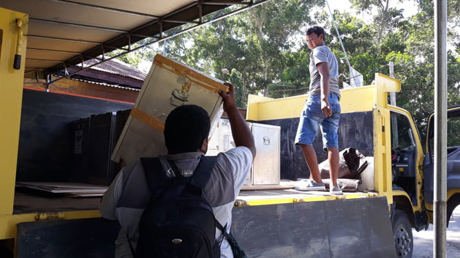 Suasana pergeseran logistik Pilgub Papua di KPU Kabupaten Jayapura, Senin (26/6/2018) tadi