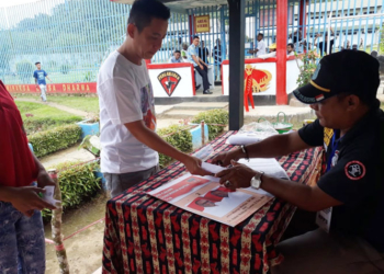 Salah seorang warga binaan saat hendak mencoblos