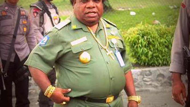 Bupati Mimika, Eltinus Omaleng