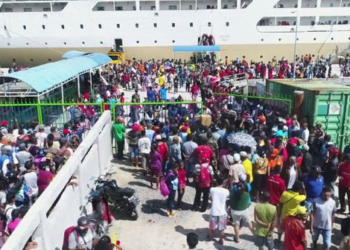 ribuan penumpang KM Simabung di pelabuhan Biak, Papua, Rabu (20/06/2018)