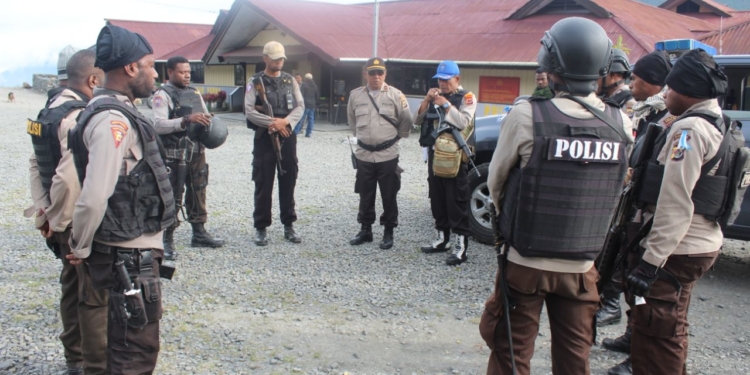 Polres Puncak Jaya Kirim 14 Personil cari 2 Polisi yang Hilang di Torere