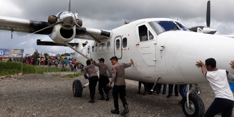 Pesawat Dimonim Air di Tembak KKB di Bandara Keneyam