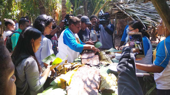 Para Pengunjung yang ingin merasakan salah satu jenis panganan dari bahan sagu di Festival Sagu Kwadeware / Djaps