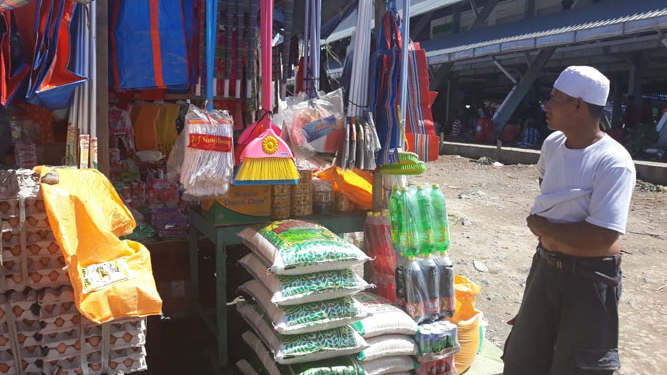 Tajudin salah satu penjual barang klontongan yang terpaksa membuka lapak di luar pasar Phara/lea