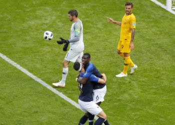 Paul Pogba nampak merayakan golnya usai disahkan oleh keputusan wasit yang dibantu teknologi garis gawang / Reuters