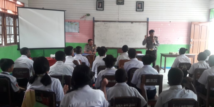 Anti Narkoba : Polsek Nabire Kota Sambangi SMA Bhakti Mandala