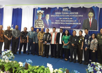 Walikota Jayapura Benhur Tommy Mano Bersama pejabat RRI di kantor RRI Jayapura