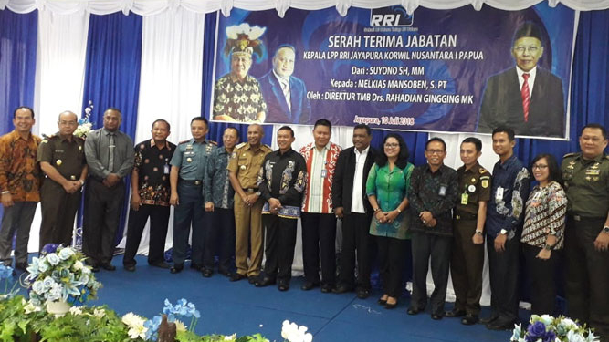 Walikota Jayapura Benhur Tommy Mano Bersama pejabat RRI di kantor RRI Jayapura