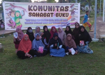 Foto Bersama Komunitas Sahabat Buku Di Kota Biak
