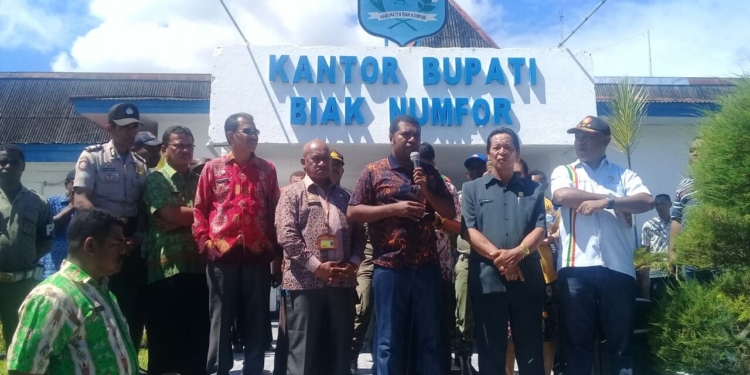 Plt Bupati Biak Numfor, Sekda Biak Numfor, Ketua dan wakil ketua DPRD Biak Numfor saat menanggapi Aspirasi para pendemo